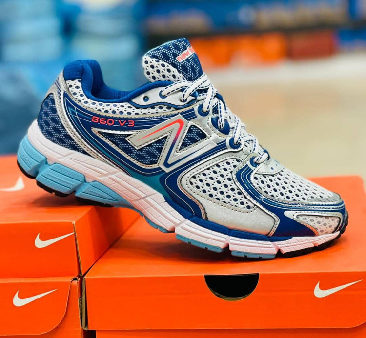 کتونی نیوبالانس ۸۶۰ New balance 860 v3 ساخت ویتنام .تور درشت لیبل امریکایی سایز ۴۰ تا ۴۵ . وارداتی . فروش بصورت عمده و تک . Newbalance 860 v3
