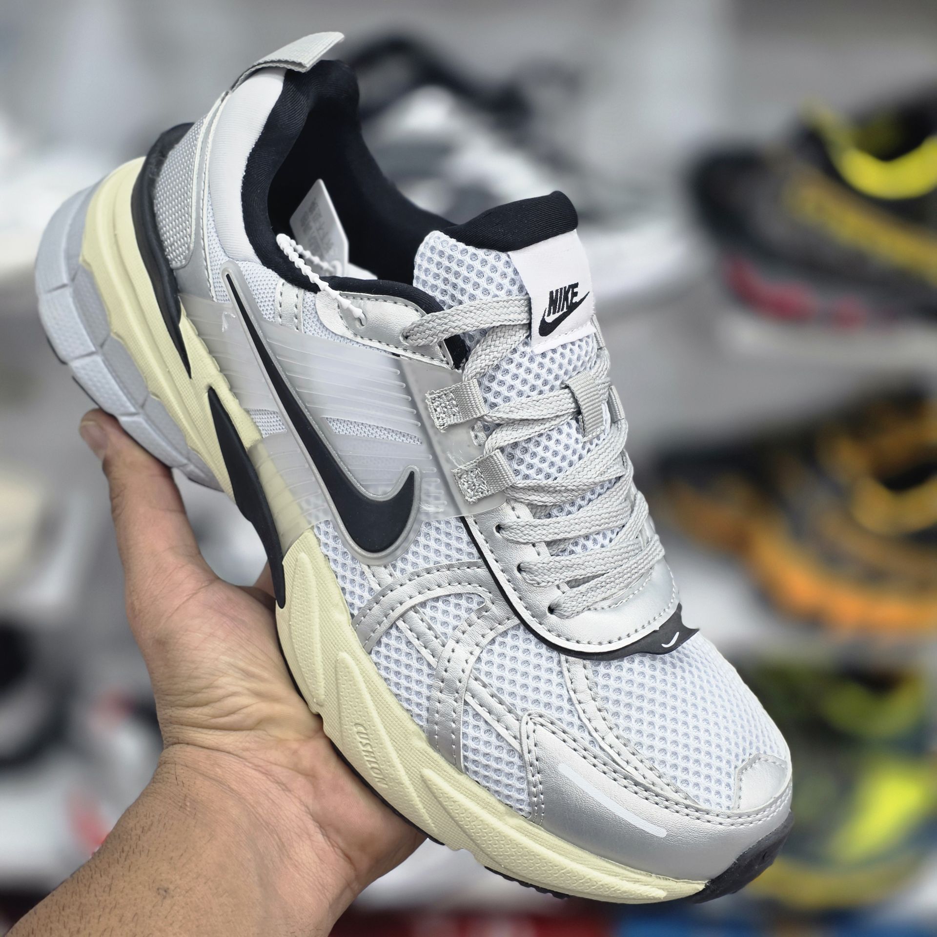 کتونی نایک کشلون مدل v2k  وی تو کی ست زنانه و مردانه ساخت ویتنام جذاب و با دوام