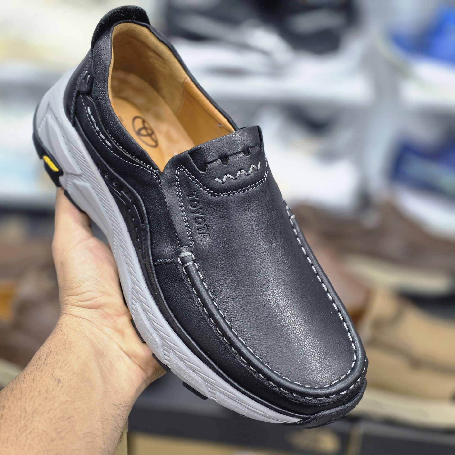 کفش تویوتا چرم TOYOTA وارداتی  بدون بند   کیفیت بالا مردانه