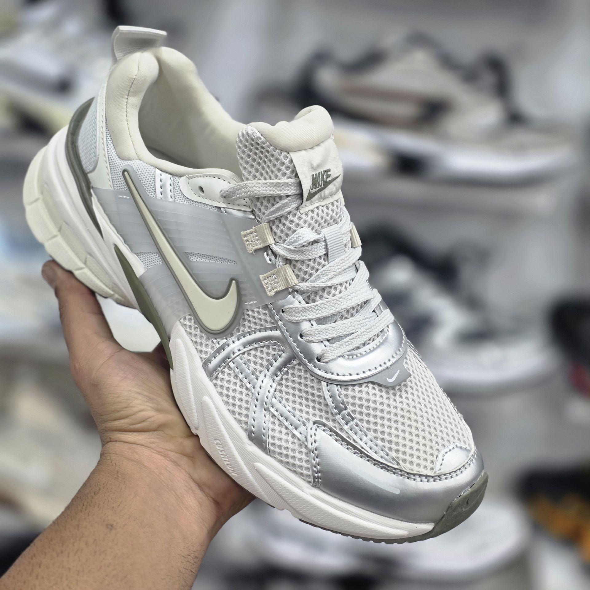 کتونی نایک کشلون مدل v2k  وی تو کی ست زنانه و مردانه ساخت ویتنام جذاب و با دوام