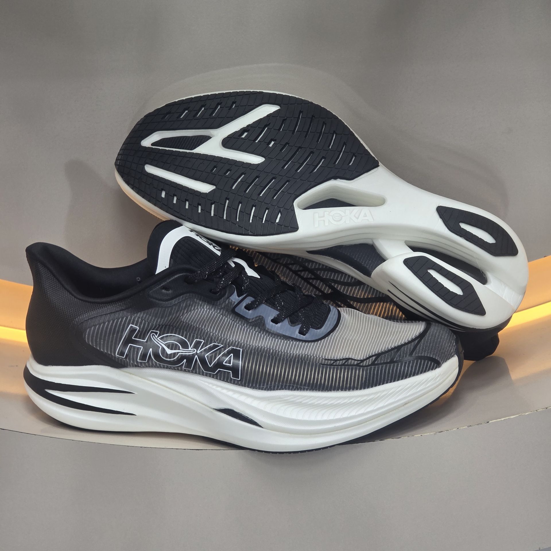 کتونی هوکا کیفیت عالی وارداتی ساخت ویتنام راحتی و استایل در یک قاب