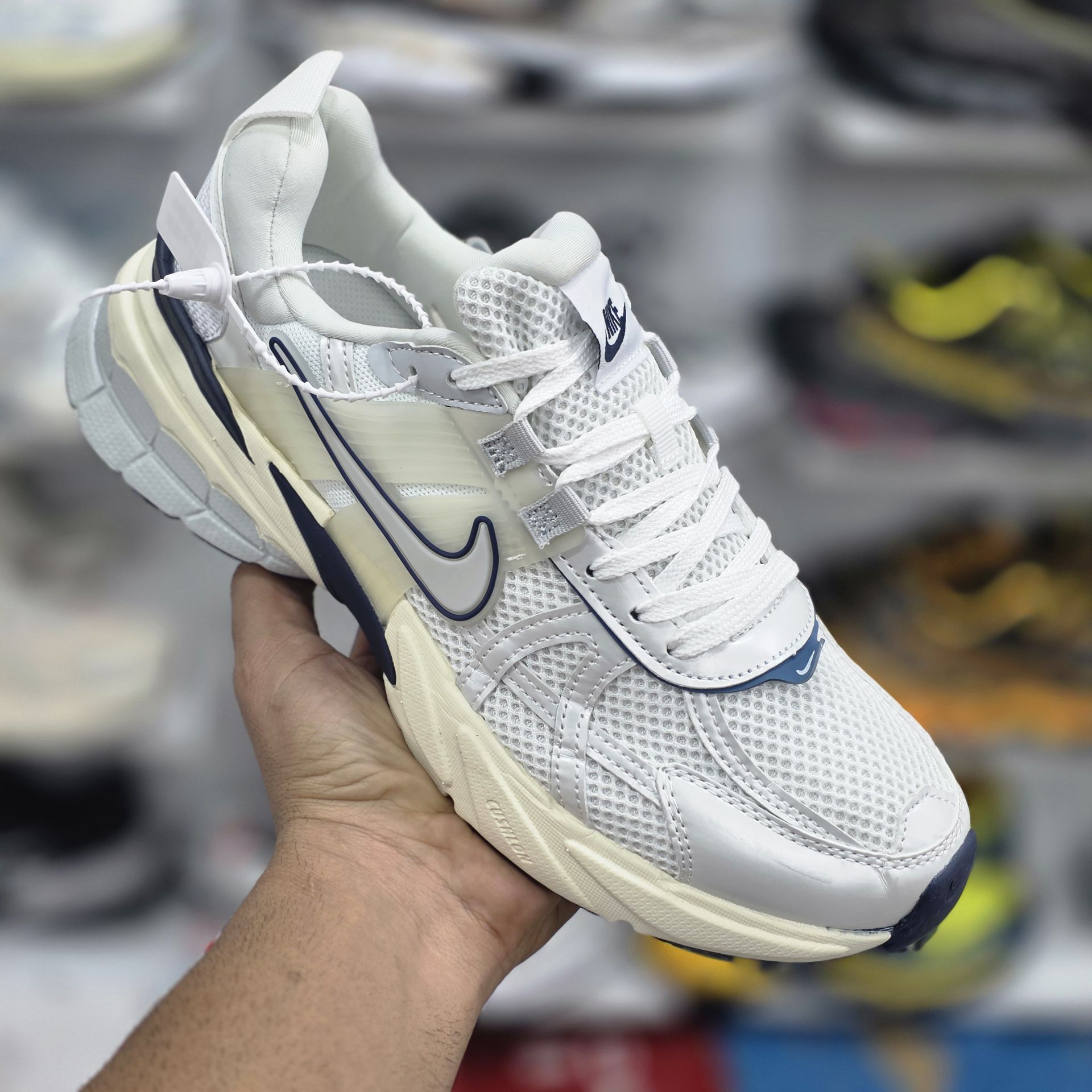 کتونی نایک کشلون مدل v2k  وی تو کی ست زنانه و مردانه ساخت ویتنام جذاب و با دوام