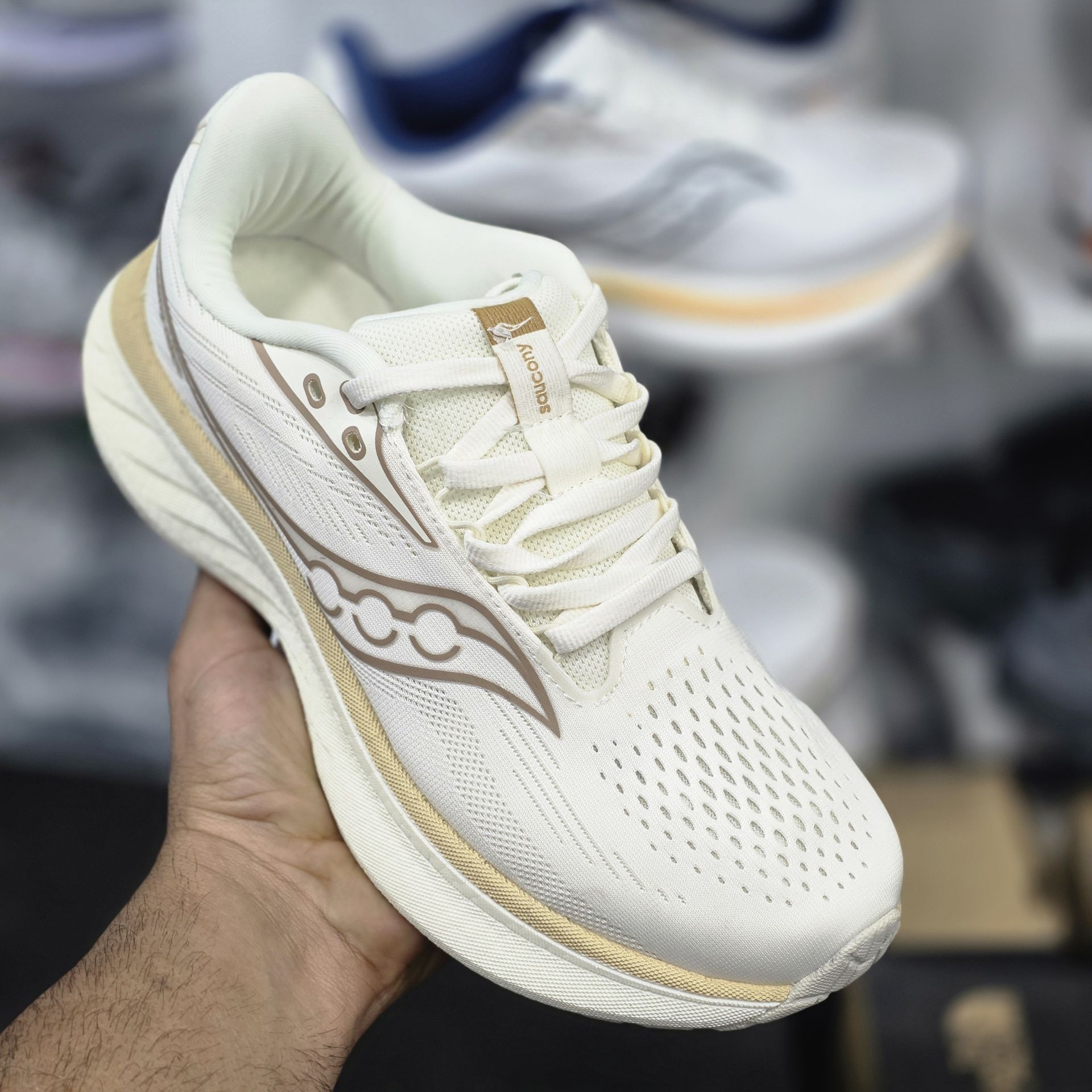 کتونی ساکونی مدل Saucony صدرصد وارداتی ساخت ویتنام کیفیت عالی زنانه و مردانه 40تا45