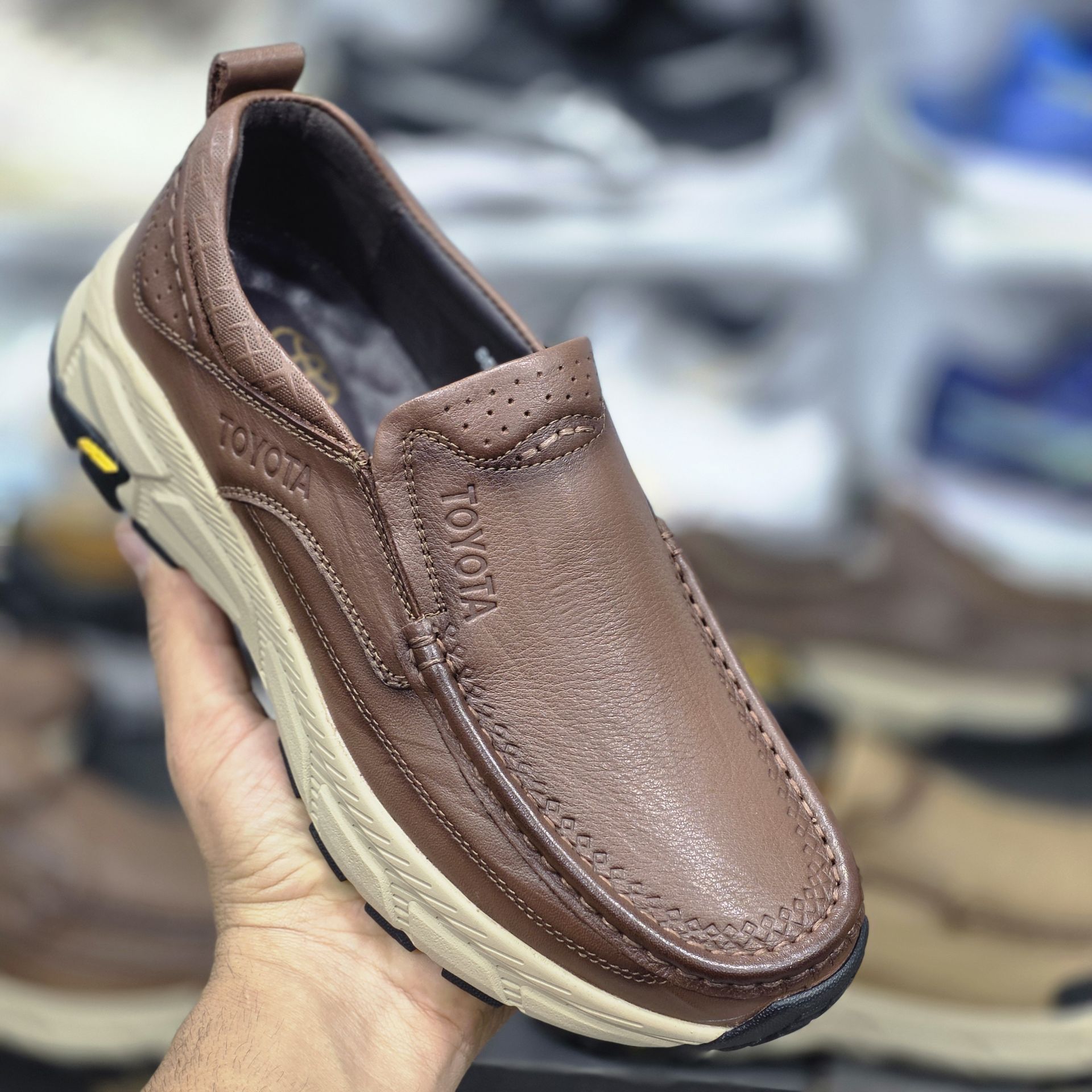 کفش تویوتا چرم TOYOTA وارداتی  بدون بند   کیفیت بالا مردانه