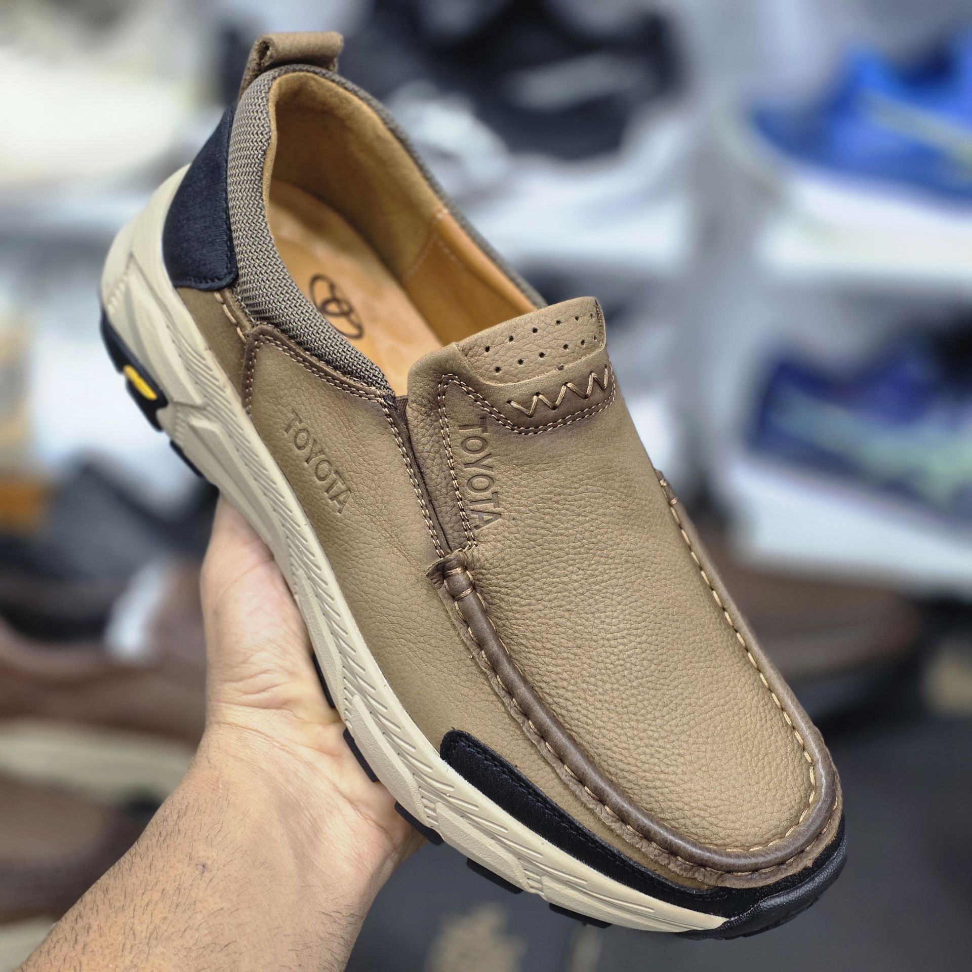 کفش تویوتا چرم TOYOTA وارداتی  بدون بند   کیفیت بالا مردانه