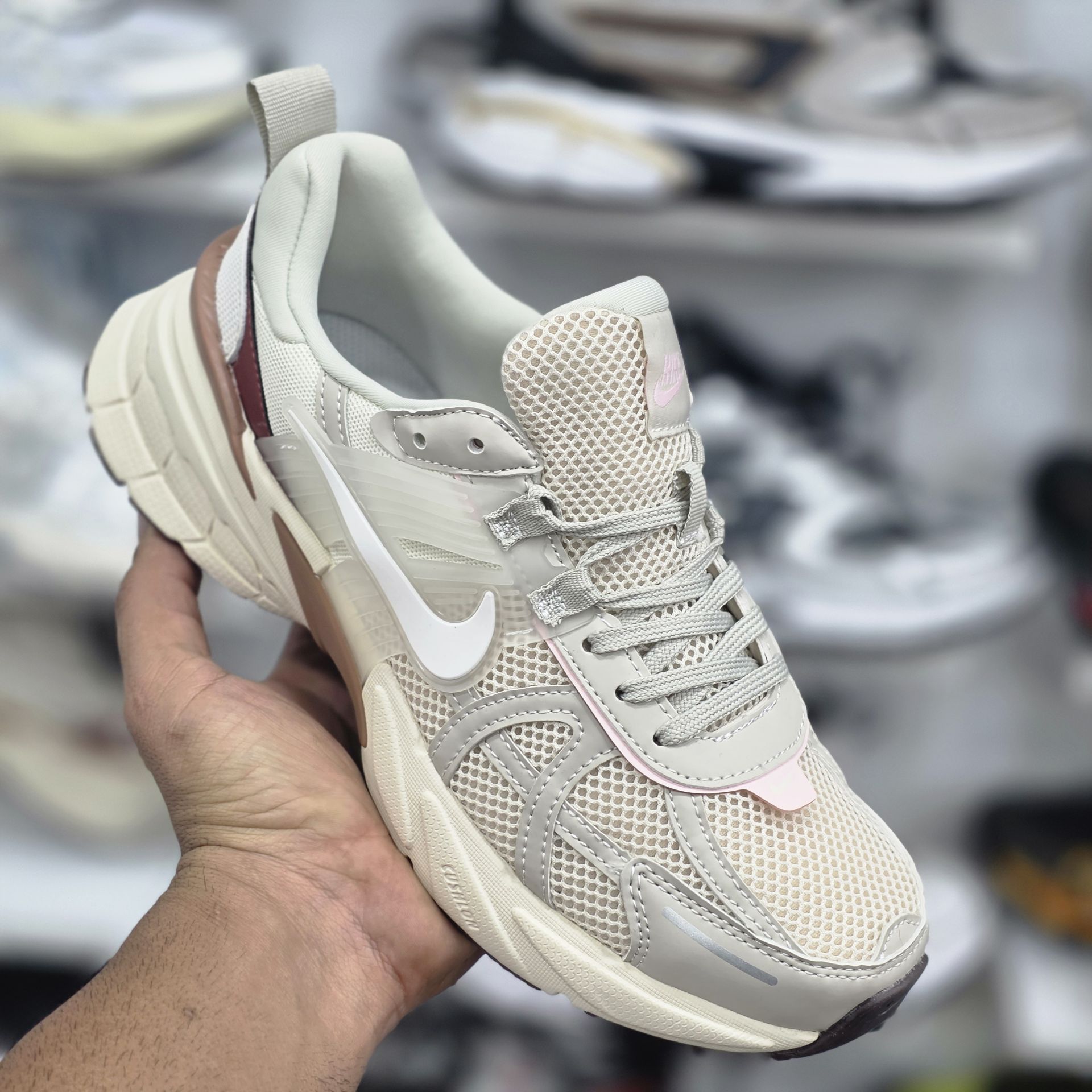 کتونی نایک کشلون مدل v2k  وی تو کی ست زنانه و مردانه ساخت ویتنام جذاب و با دوام