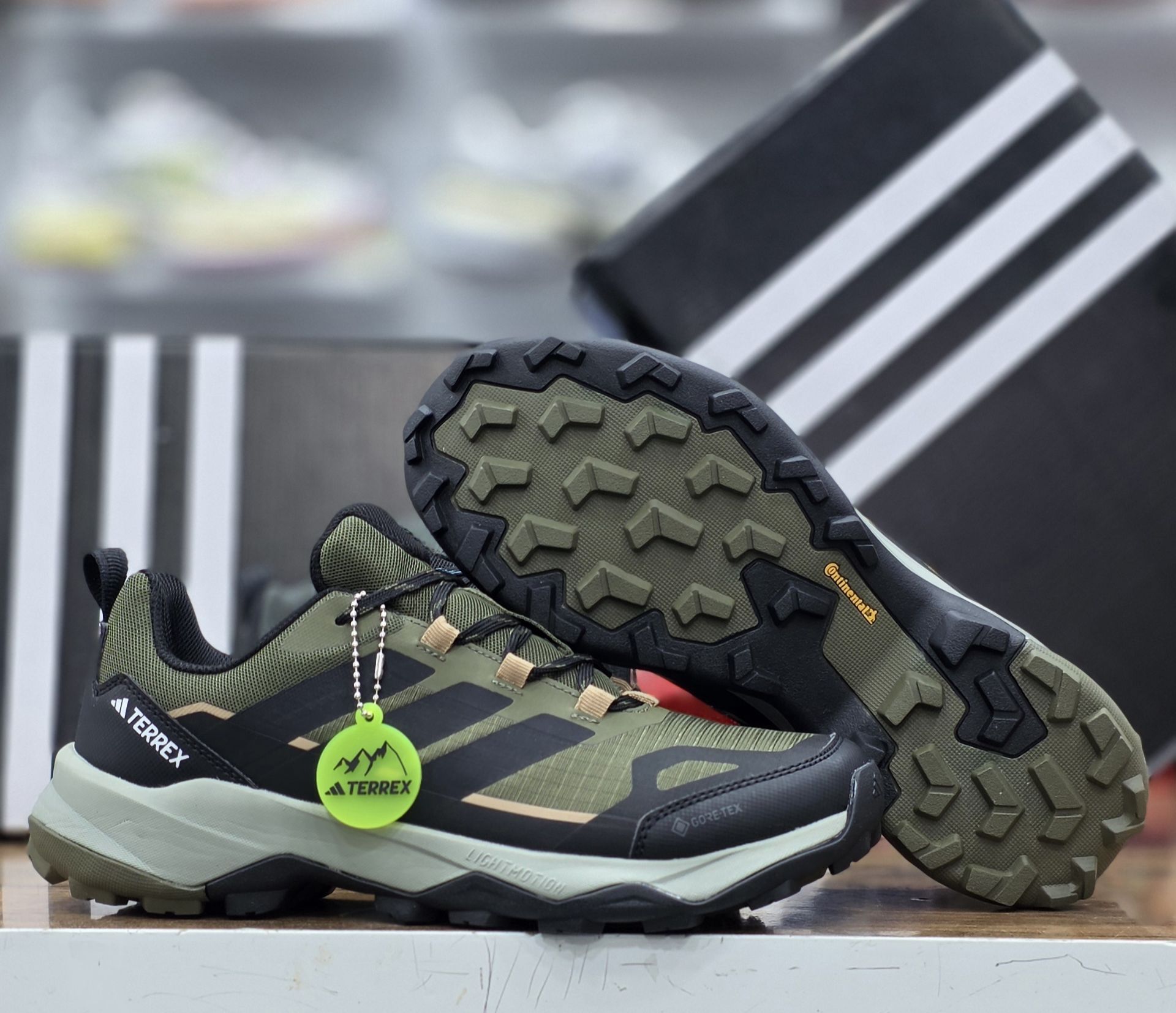آدیداس تیرکس مدل گورتکس ضد آب   adidasGOR TEx ساخت ویتنام وارداتی سایز 40تا45 کیفیت مستر کوالیتی A