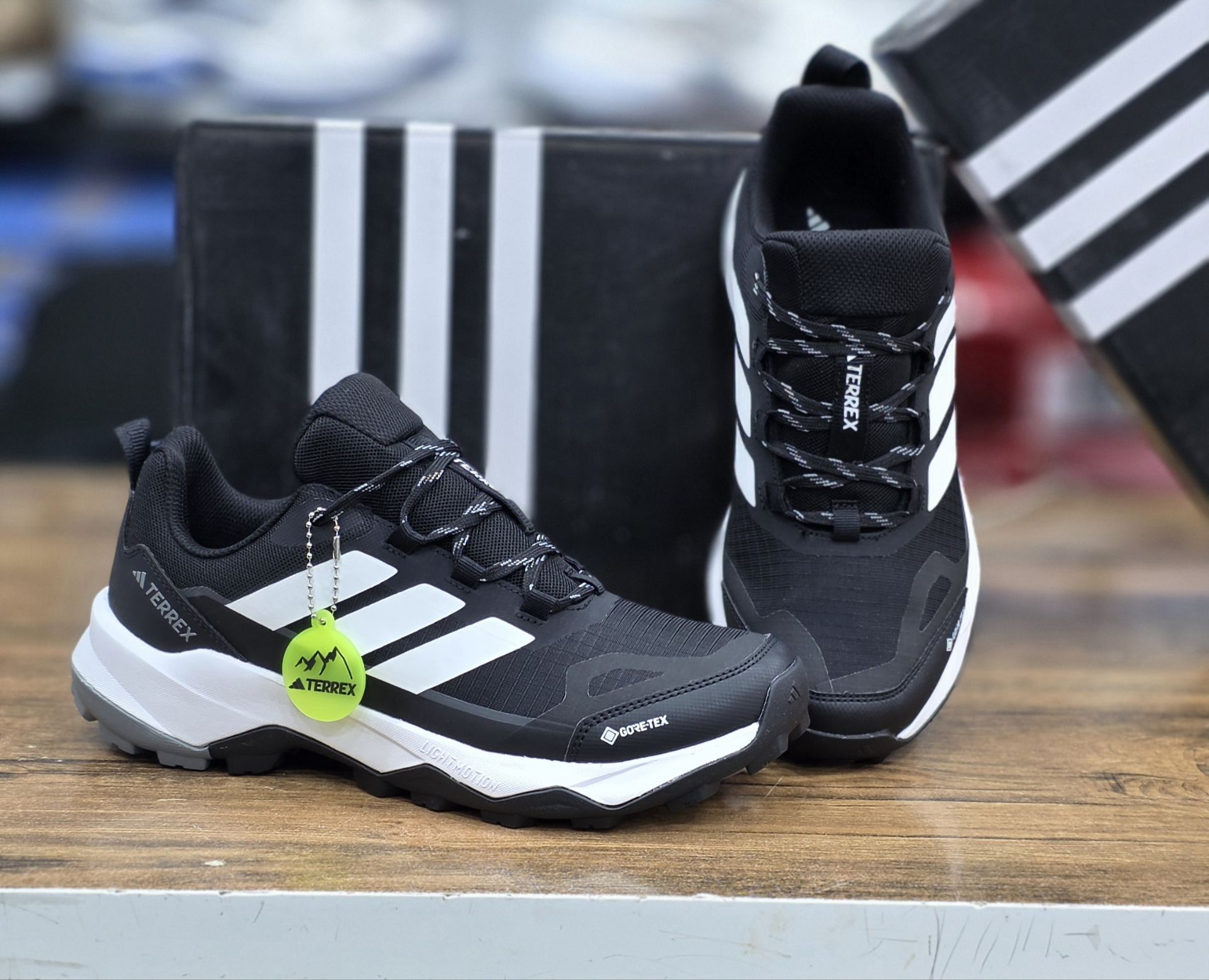 آدیداس تیرکس مدل گورتکس ضد آب   adidasGOR TEx ساخت ویتنام وارداتی سایز 40تا45 کیفیت مستر کوالیتی A