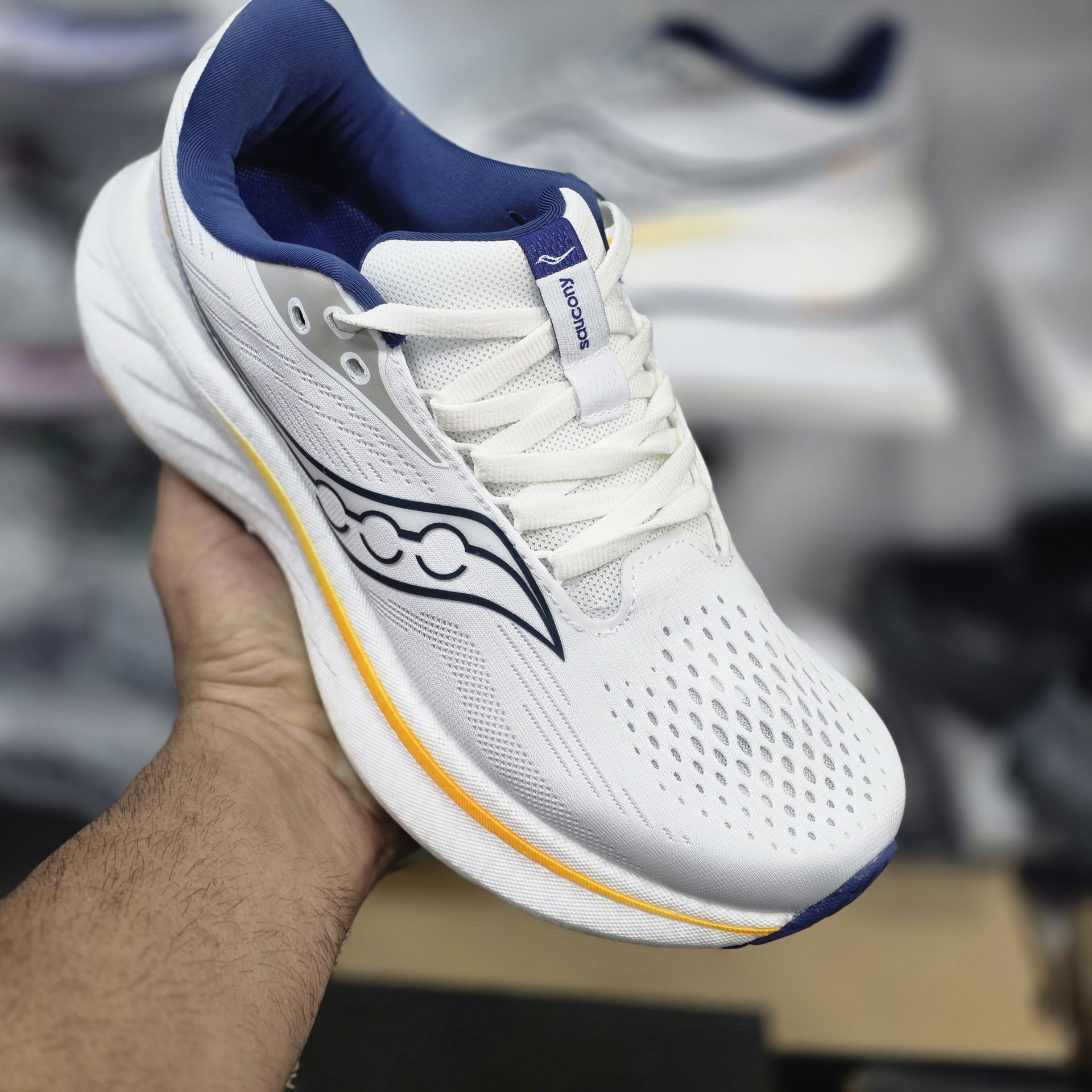 کتونی ساکونی مدل Saucony صدرصد وارداتی ساخت ویتنام کیفیت عالی زنانه و مردانه 40تا45