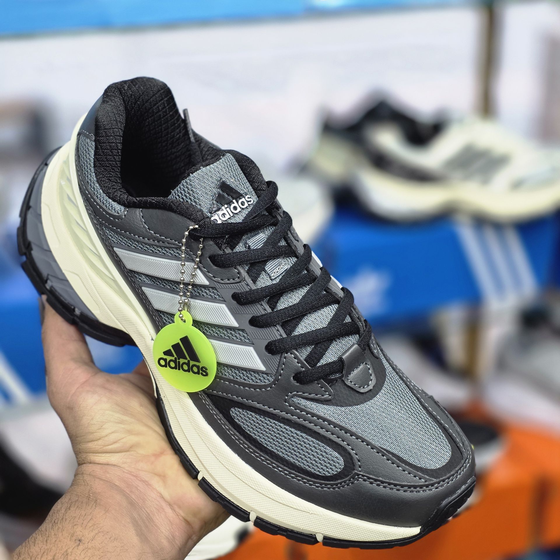 کتونی آدیداس مردانه و زنانه مدلAdidas Response CL  چهار رنگ سایز 40تا45 ساخت ویتنام  مستر کوالیتی