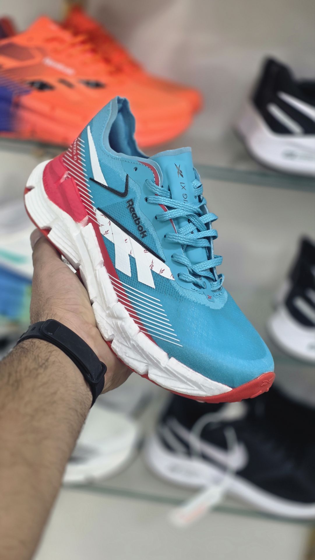 کتونی ریباک پیاده روی روزمره و ورزشی Reebokکیفیت مستر A  ساخت ویتنام صدرصد وارداتی /40تا45/ مناسب برا مشتری های حرفه ای و ورزشکاران بازگشت انرژی بسیار بالا
