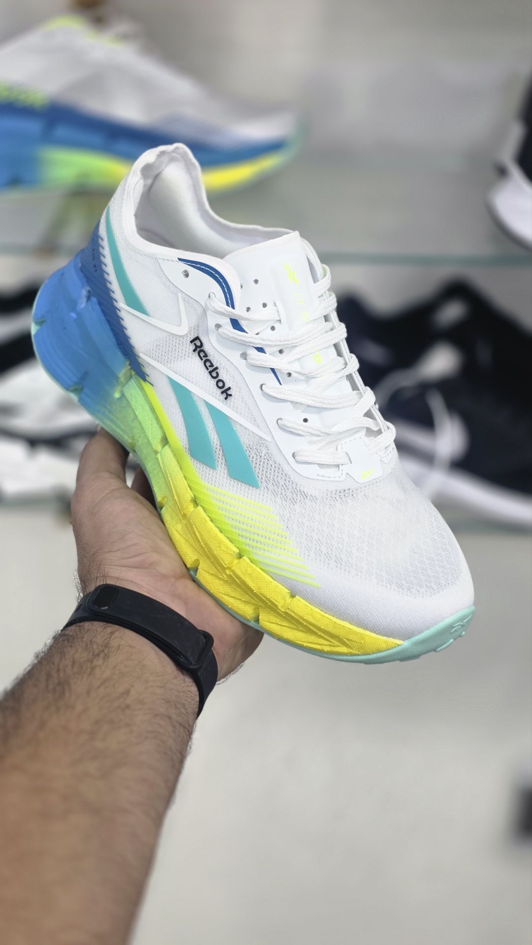کتونی ریباک پیاده روی روزمره و ورزشی Reebokکیفیت مستر A  ساخت ویتنام صدرصد وارداتی /40تا45/ مناسب برا مشتری های حرفه ای و ورزشکاران بازگشت انرژی بسیار بالا