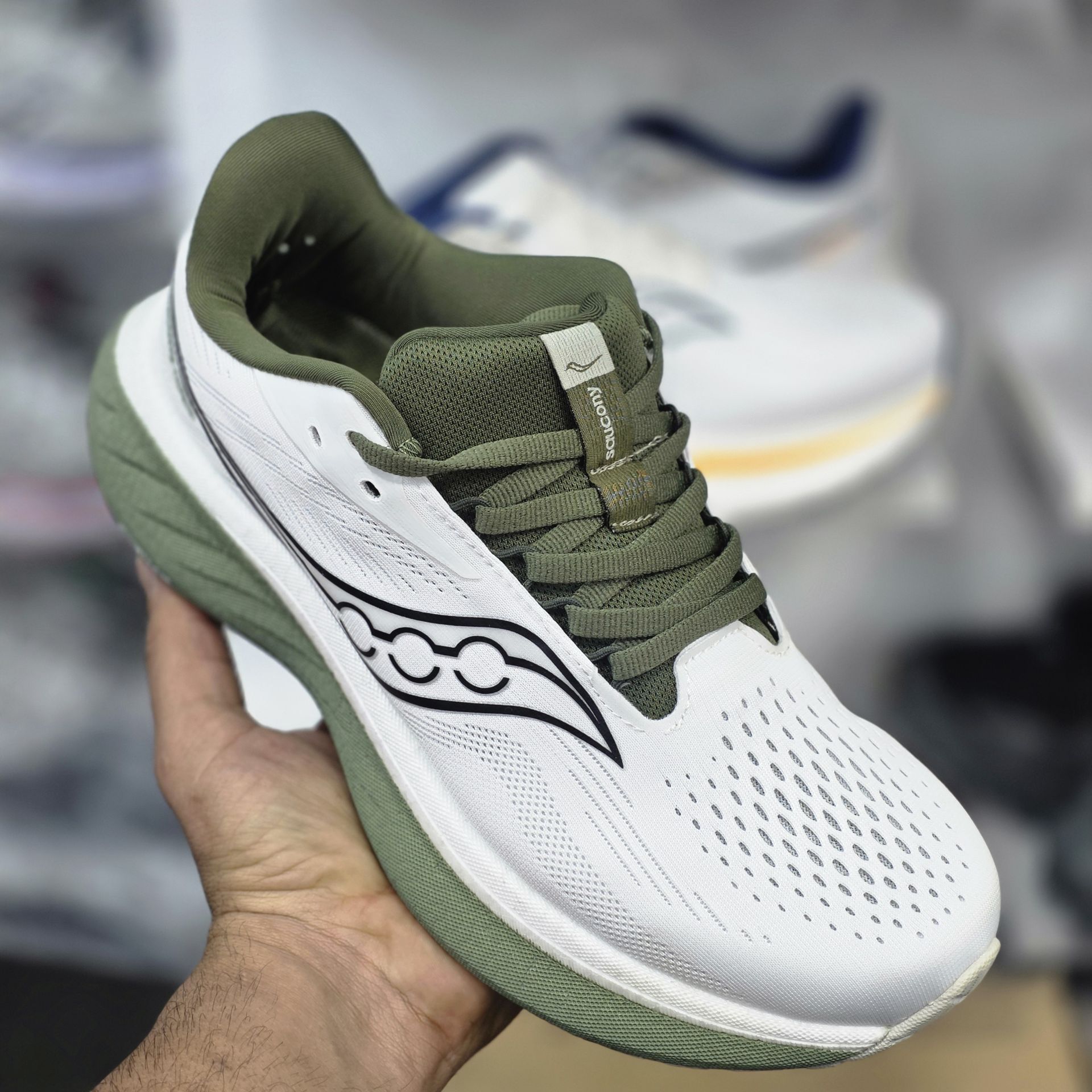 کتونی ساکونی مدل Saucony صدرصد وارداتی ساخت ویتنام کیفیت عالی زنانه و مردانه 40تا45