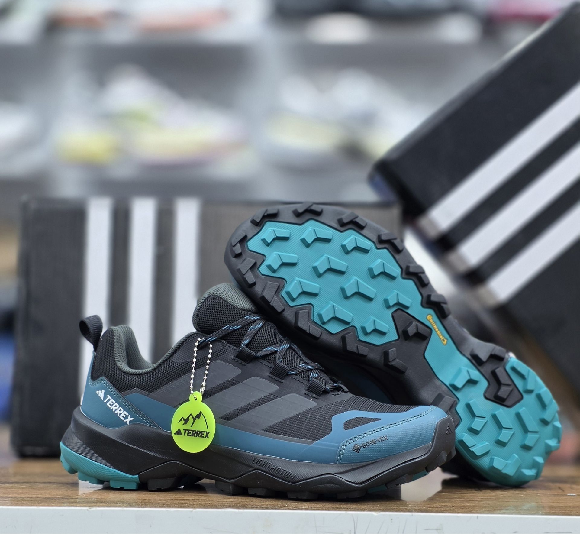 آدیداس تیرکس مدل گورتکس ضد آب   adidasGOR TEx ساخت ویتنام وارداتی سایز 40تا45 کیفیت مستر کوالیتی A